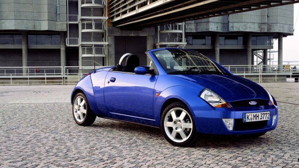 Четвъртият в списъка е един уникален автомобил за кабриолет от А-сегмента: Ford Street Ka. Един от най-добрите примери за онази треска за кабриолети, която съществуваше през 2000-те години, защото марките &bdquo;отваряха&ldquo; всеки модел. Дори такъв мъник като Ka.

Пуснат е в продажба през 2003 г. само с един двигател -  1,6-литров четирицилиндров бензинов с атмосферно пълнене, който развива 95 к.с. Същият мотор използва и Ford SportKa.
Не е много мощен, но говориме за кола с дължина 3,65 метра и тегло под 1140 кг (вместо твърд покрив използва брезентов). Така че се движи сравнително добре: вдига 0 до 100 км/ч за 12,1 секунди и достигна 173 км/ч.

Разполага само с две места, а багажникът е малък (214 литра), така че практичността не му е силна страна, но е пъргав, особено в града, не харчи много. И като почти всички четирицилиндрови атмосферни двигатели от онази епоха, той е надежден и много лесен за поддръжка. Продава се само до 2007 г., така че няма много бройки, но почти всички струват под 5000 евро.